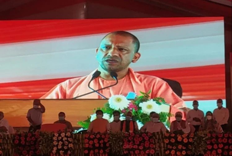 दिवाली से पहले सीएम योगी का यूपी की जनता को तोहफा, 358 विकास कार्यों का किया शिलान्यास व लोकार्पण Uttar Pradesh Chief Minister Yogi Adityanath gifted development projects worth Rs 180 crore to Gorakhpur on Sunday, ahead of Diwali.