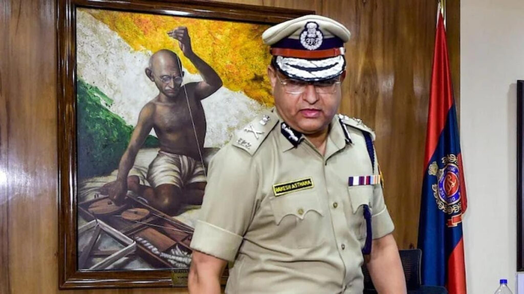 CP राकेश अस्थाना ने सालों से जमे 48 थानेदारों को हटाया, 65 इंस्पेक्टरों को पहली बार बनाया एसएचओ The transfer/deployment order of 55 SHO was issued by the Police Headquarters yesterday. Out of 55 SHOs, 44 are those who