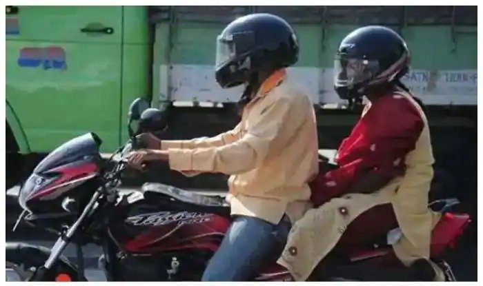 मोटर साइकिल पर बच्चें को ले जाने से पहले पढ़ ले यह नियम, हेलमेट के साथ स्पीड भी रखनी होगी कम The Ministry of Road Transport and Highways (MoRTH) has made a proposal for the safety of child passengers. The proposal states that