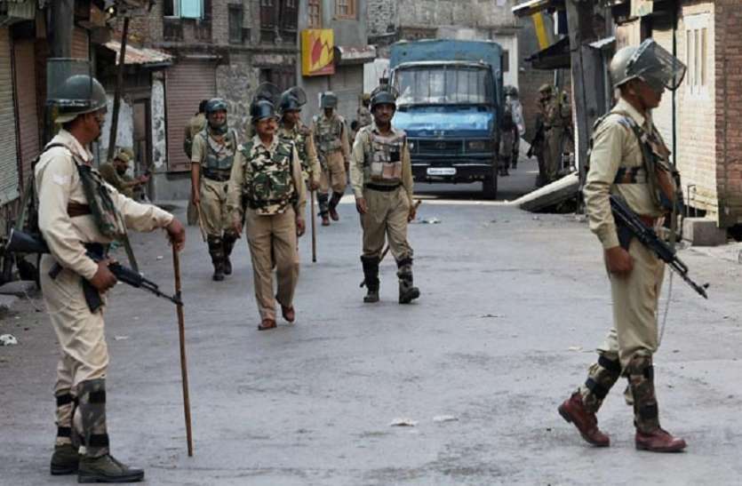 जम्मू कश्मीर पुलिस ने शुरू किया ‘अल्पसंख्यक संकट हेल्पलाइन’, इस नंबर पर कर सकते हैं कॉल Following the recent terrorist attacks on members of minority communities in Kashmir, the Jammu and Kashmir Police has taken up