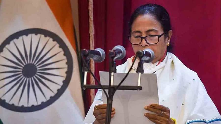 7 अक्टूबर को दोपहर 2 बजे ममता बनर्जी को शपथ दिलाएंगे राज्यपाल Oath to three elected MLAs including West Bengal CM Mamta Banerjee between West Bengal Governor Jagdeep Dhankhar and Assembly