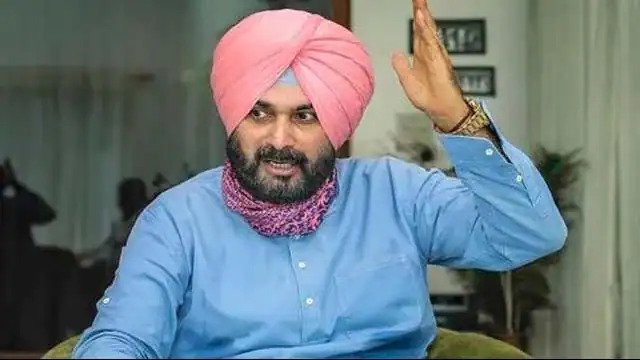 लखीमपुर खीरी हिंसा: भूख हड़ताल पर बैठेंगे नवजोत सिद्धू, यूपी सरकार को दिया अल्टीमेटम Punjab Congress leader Navjot Singh Sidhu, who has been seen active since the Likhampur Kheri violence, on Thursday demanded