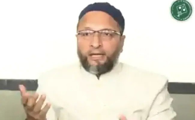 असदुद्दीन ओवैसी ने कसा तंज, बोले- भाजपा जल्द ही विनायक दामोदर सावरकर को ‘राष्ट्रपिता’ घोषित करेगी AIMIM chief Asaduddin Owaisi took a jibe that the BJP would soon declare Vinayak Damodar Savarkar as the 'Father of the Nation'. Owaisi said,