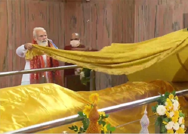 भगवान बुद्ध के महापरिनिर्वाण मंदिर पर चीवर चढ़ाने वालें पहले प्रधानमंत्री बने नरेंद्र मोदी Prime Minister Narendra Modi on Wednesday presented an international airport to Kushinagar in Uttar Pradesh. 260 crore in 589 acres