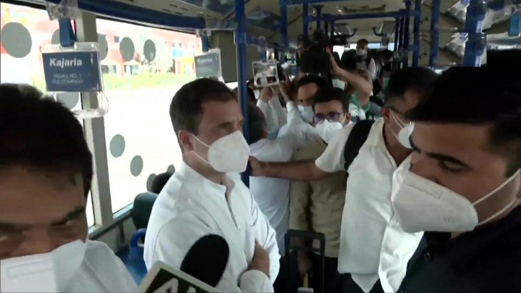 राहुल गांधी को लखीमपुर खीरी जाने की मिली इजाजत, प्रियंका वाड्रा के साथ पहुंचे लखनऊ After the ruckus in Tikunia of Lakhimpur Kheri, there is a ruckus. In the midst of this ruckus, the Yogi government gave Rahul-Priyanka