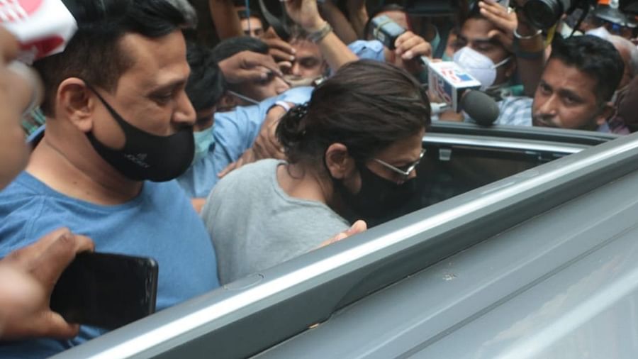 मुंबई की आर्थर रोड जेल में पहली बार बेटे आर्यन खान से मिलने पहुंचे शाहरुख खान