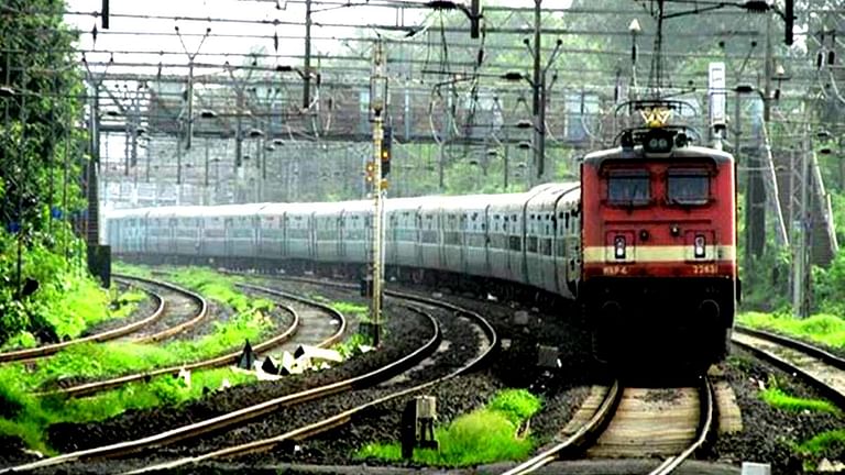 रेल मार्गों पर देश भर के प्रमुख स्थलों को जोड़ने के लिए बनाई गई विशेष ट्रेनों की योजना In this festive season, Indian Railways is making special arrangements for the people going to their native places to celebrate the festival