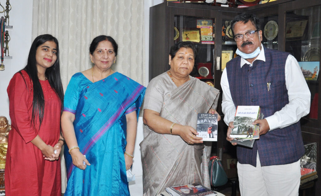 राज्यपाल अनुसुईया उइके को कविता संग्रह ‘अनुगूंज’ भेंट स्वरूप प्रदान की गई