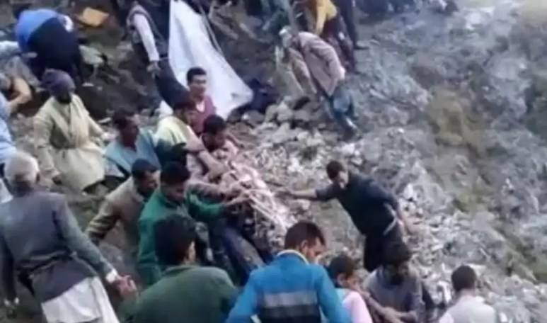 उत्तराखंड में बड़ा सड़क हादसा, एक ही गांव के 13 लोगों की मौत