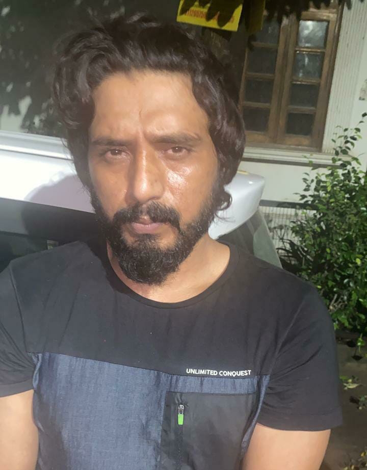एनकाउंटर से डरे काला जठेडी, लॉरेंस विश्नोई ने लिया हथकड़ी- बेड़ियों का सहारा While being taken to present her in the court, she will make a fake encounter and will say that she tried to run away. The police do this