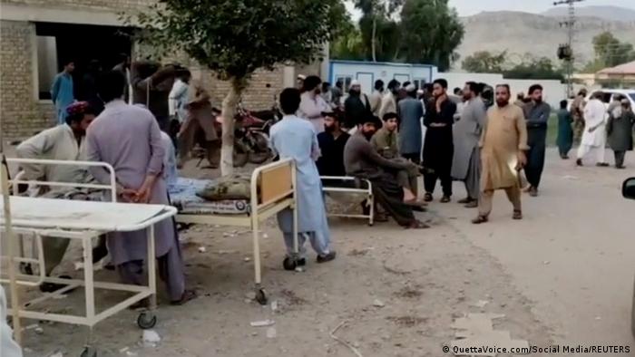 पाकिस्तान में भूकंप के भीषण झटके, कम से कम 20 लोगों की मौत Strong earthquake tremors were felt in Pakistan's Harnai area today i.e. at 3.30 am on Thursday morning. According to information