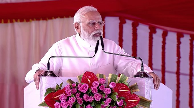 प्रधानमंत्री मोदी ने राजकीय चिकित्सा महाविद्यालय, कुशीनगर की रखी आधारशिला, कई विकास परियोजनाओं का किया उद्घाटन और शिलान्यास The Prime Minister, Shri Narendra Modi, laid the foundation stone of the Government Medical College, Kushinagar. He has done various