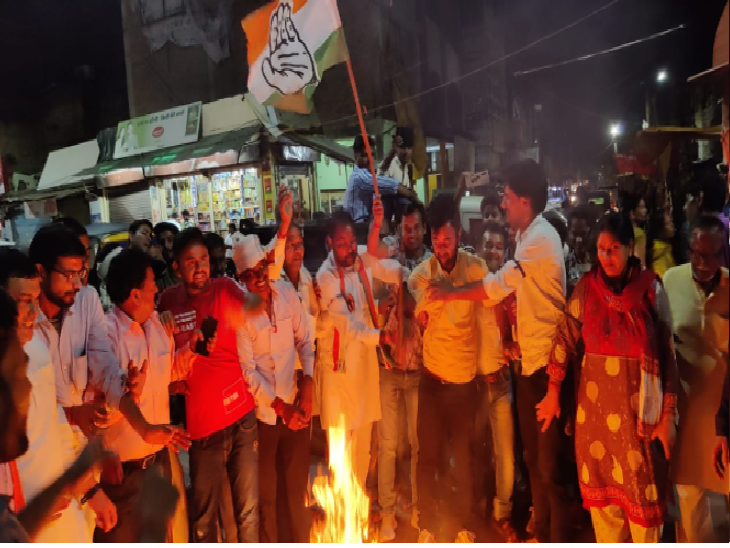 प्रियंका की गिरफ्तारी पर भड़के पार्टी कार्यकर्ता, कहीं मौन उपवास कर धरने पर बैठे तो कही विरोधी नारों के साथ कर रहे प्रदर्शन On the way to Lakhimpur Kheri, Congress workers sat on a silent fast in Dehradun to protest against indecency and to stop Congress
