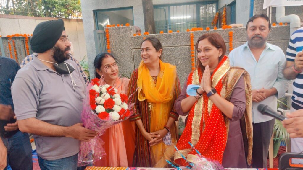 On the demand of the local residents, Municipal Councilor Preeti Agrawal dedicated the Senior Citizen Reading Room and Cultural Building