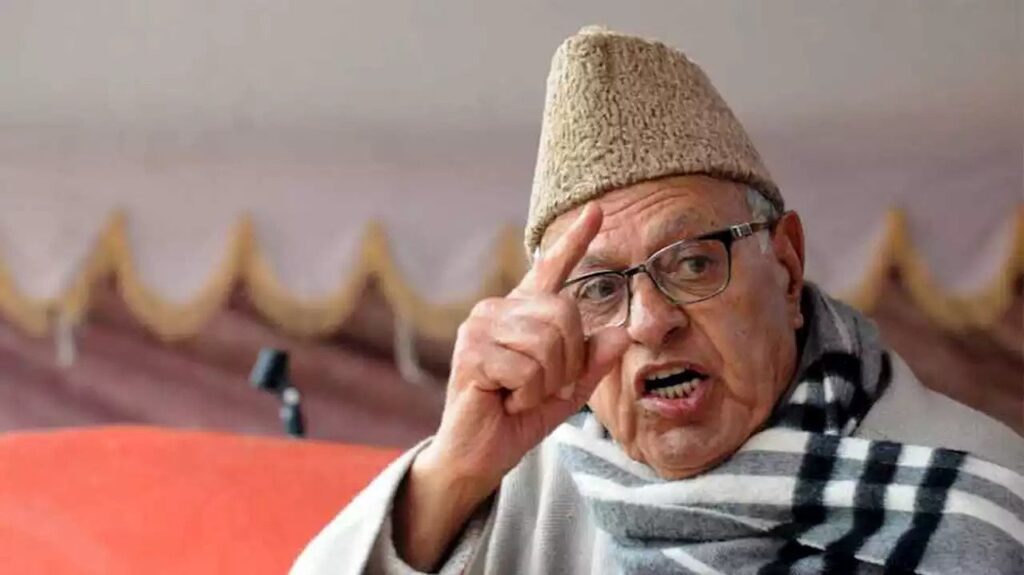पाक के लिए दिखा फारूक अब्दुला का प्रेम, बोले- शांति के लिए पड़ोसी मुल्क से मिलाना होगा हाथ National Conference (NC) President Farooq Abdullah has reached Jammu on a two-day visit for damage control. During this,