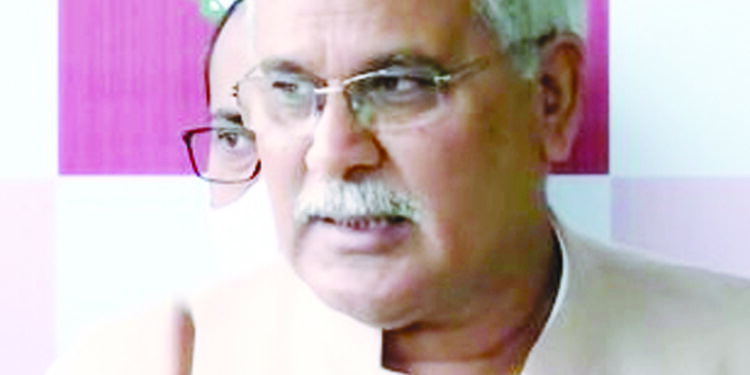 दांव पर लगी सीएम भूपेश बघेल कुर्सी, एक बार फिर दिल्ली पहुंचे 35 विधायक Punjab Congress's war is still going on that in the meantime in Chhattisgarh also the chair of CM Bhupesh Baghel is seen in danger. News