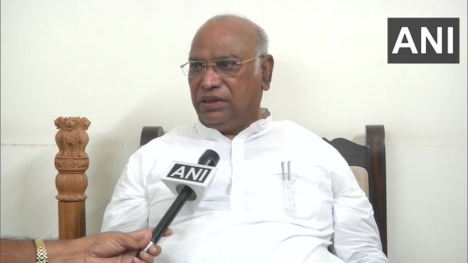 एक बार फिर राहुल गांधी बन सकते है पार्टी अध्यक्ष, कांग्रेस नेता मल्लिकार्जुन खड़गे ने कही यह बात Congress leader Mallikarjun Kharge said that in the recent CWC meeting, all the leaders have requested Rahul Gandhi to become the president