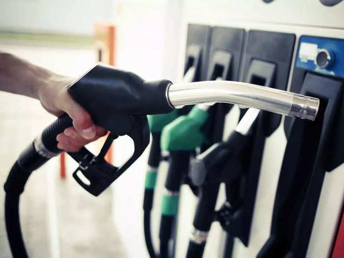 पेट्रोल-डीजल के साथ-साथ CNG-PNG पर भी गिरी महंगाई की मार