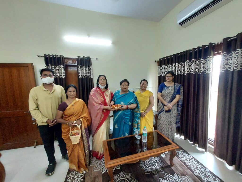 राज्यपाल सुश्री अनुसुईया उइके से लोहण्डीगुड़ा क्षेत्र के ग्रामीणों, जनप्रतिनिधियों एवं समूह के महिलाओं ने की मुलाकात