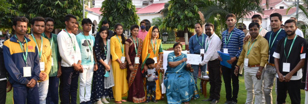 राज्यपाल अनुसुईया उइके से छिन्दवाड़ा के लोक नर्तक दल ने भेंट की