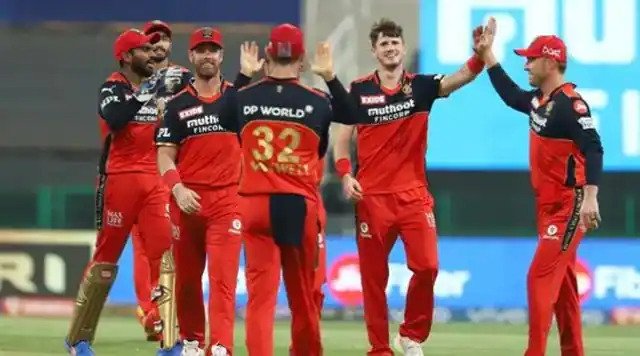 सनराइजर्स हैदराबाद ने रॉयल चैलेंजर्स बेंगलुरु को चार रन से हराया Successful bowling helped Sunrisers Hyderabad beat Royal Challengers Bangalore by four runs in a thrilling IPL match here on Wednesday.