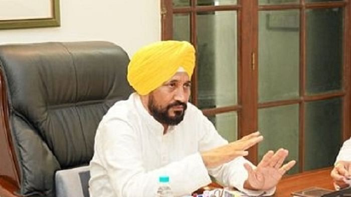 बीएसएफ का अधिकार क्षेत्र बढ़ाने जानें पर नाराज हुए सीएम चन्नी, पीएम मोदी को लिखा पत्र Chief Minister Charanjit Singh Channi has also shown displeasure. Channi has also written a letter to PM Modi regarding this and urged that