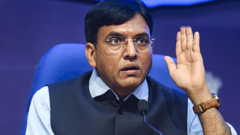 देश में पहली बार ड्रोन की मदद से पहुंचाई गई कोविड वैक्सीन, केंद्रीय स्वास्थ्य मंत्री मनसुख मांडविया ने दी जानकारी Union Health Minister Mansukh Mandaviya said that on Monday, the supply facility of Kovid-19 vaccine in the inaccessible areas