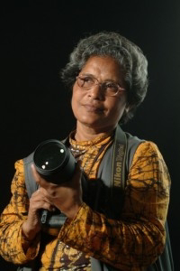 One such gang robbed a woman journalist's camera worth seven lakh rupees. The incident took place on November 8 evening in Shakarpur police