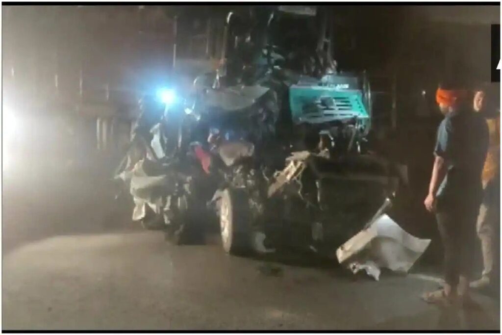 The news of a horrific road accident is coming out from West Bengal today. According to the information, there has been a horrific road