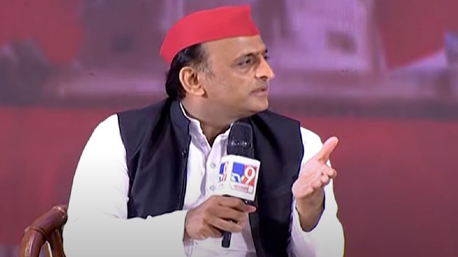 अखिलेश यादव ने किया ऐलान, चाचा शिवपाल यादव की पार्टी के साथ मिलकर लडेंगे चुनाव SP's national president and former chief minister Akhilesh Yadav won Shivpal's party in the 2022 Uttar Pradesh assembly elections.