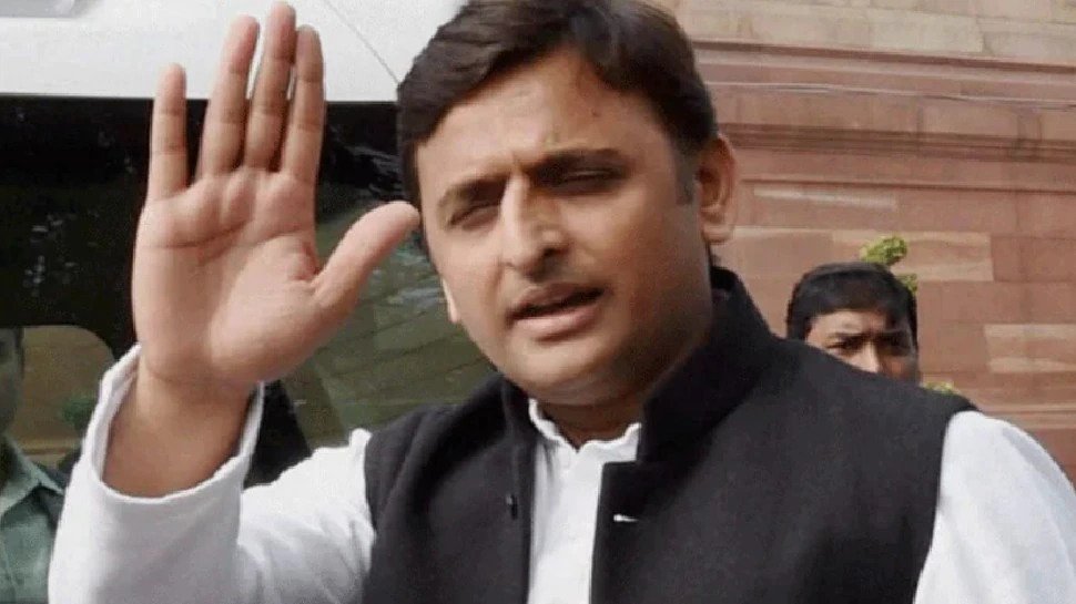चुनावी माहौल में खुशबू फैलाने के लिए अखिलेश यादव ने लॉन्च किया ‘समाजवादी परफ्यूम’ Samajwadi Party chief and former UP CM Akhilesh Yadav on Tuesday launched a perfume named 'Samajwadi Ittra' (perfume). He said that