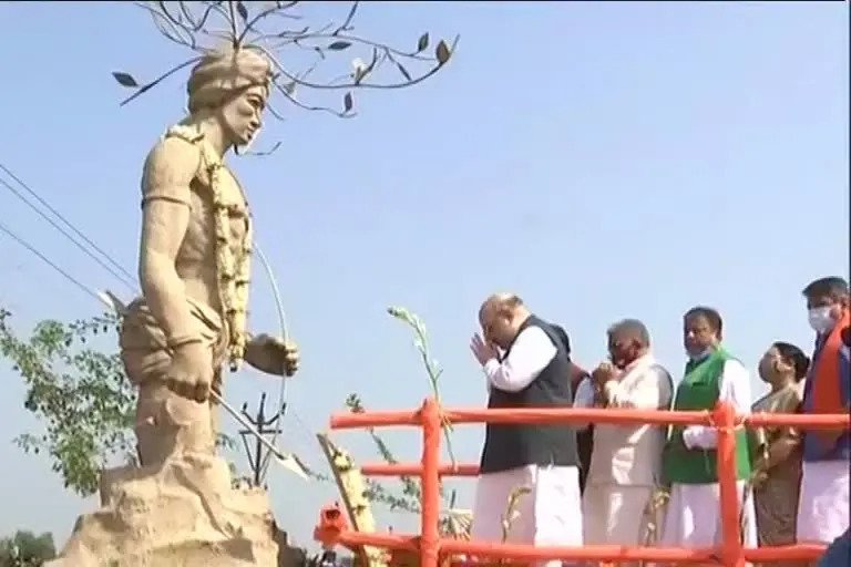 गृह मंत्री अमित शाह ने दी बिरसा मुंडा को दी श्रद्धांजलि, बताया देशभक्ति और शौर्य का प्रतीक Union Home Minister Amit Shah on Monday paid tributes to revered tribal icon Birsa Munda on his birth anniversary, describing him