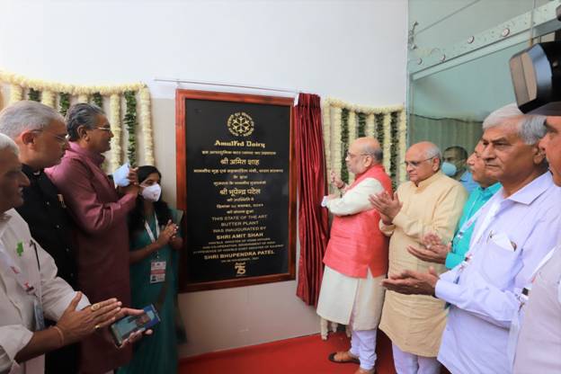 प्रधानमंत्री जी ने आजादी के अमृत महोत्सव के इस वर्ष को संकल्प का वर्ष घोषित किया है- अमित शाह Union Home and Cooperation Minister Shri Amit Shah today inaugurated Amulfed Dairy with state-of-the-art facilities in Gandhinagar,