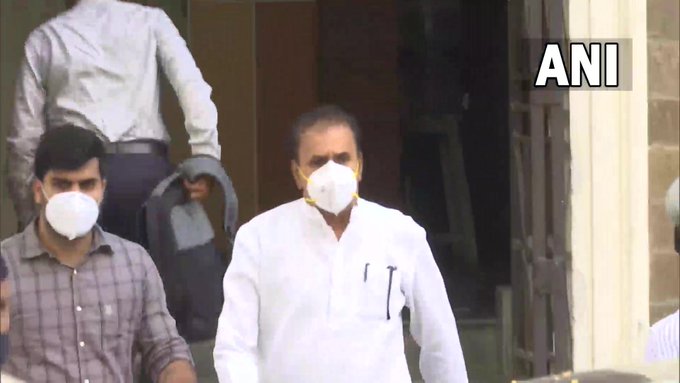 6 नवंबर तक ED की हिरासत में भेजे गए पूर्व गृह मंत्री अनिल देशमुख, सोमवार देर रात हुए थे गिरफ्तार Former Maharashtra Home Minister Anil Deshmukh, arrested in a money laundering case, has been granted Enforcement Directorate (ED) custody