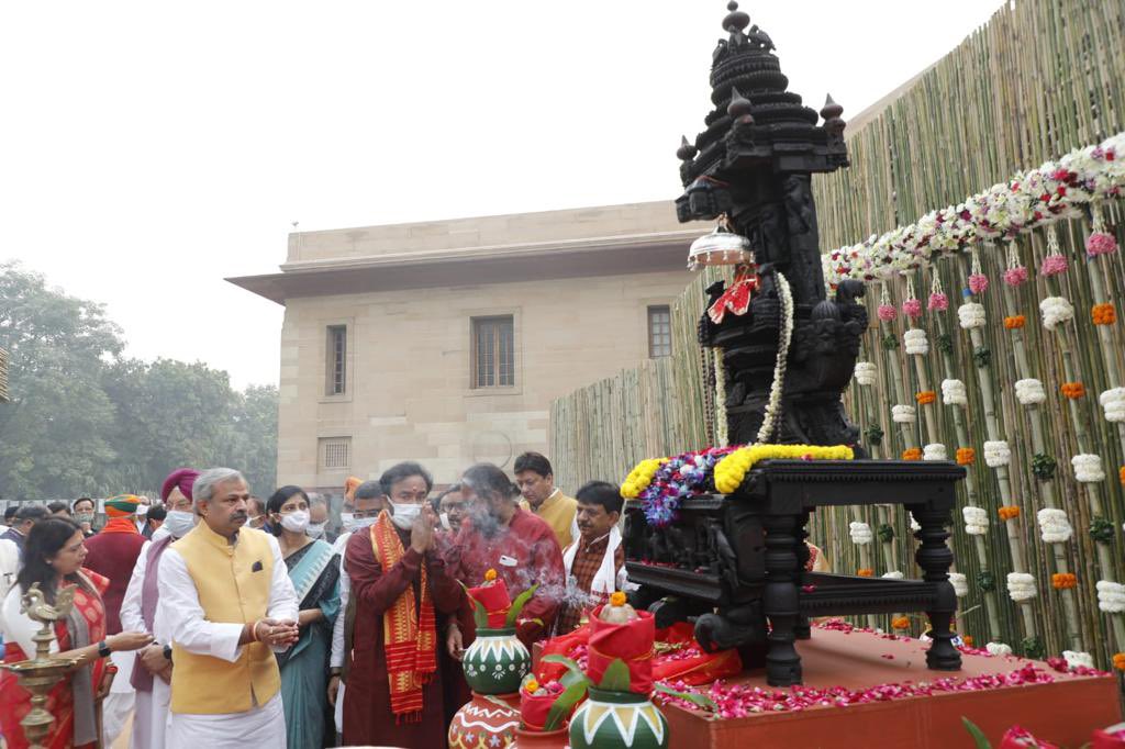 केंद्रीय संस्कृति मंत्री जी. किशन रेड्डी ने यूपी सरकार को सौंपी देवी अन्नपूर्णा की मूर्ति Union Culture Minister G Kishan Reddy handed over the idol of Goddess Annapurna to the Uttar Pradesh government at a function on Thursday.