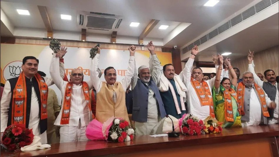 विधानसभा चुनाव से पहले सपा को बड़ा झटका, भाजपा में शामिल हुए रमा निरंजन समेत चार एमएलसी There are only a few months left for the assembly elections in Uttar Pradesh, before which the process of changing parties in all political