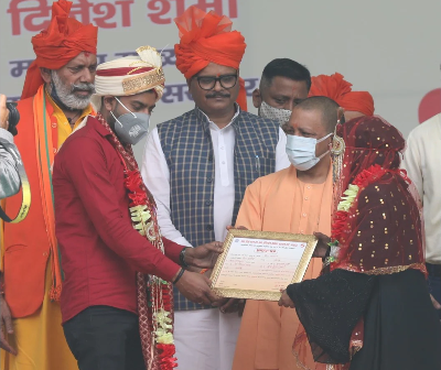 यूपी के कमला नेहरू पार्क में सामूहिक विवाह में शामिल हुए सीएम योगी, 2,300 जोड़ों को दिया आशीर्वाद