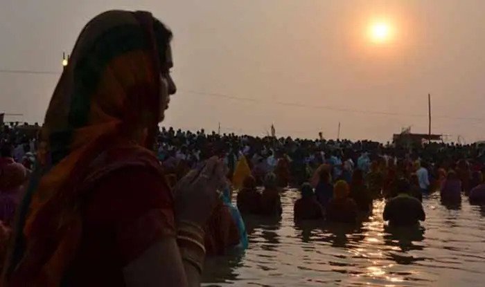झारखंड: छठ पर्व पर गोलियों और बम के धमाकों से दहल गया पूजा के घाट, एक की मौत In Jharkhand, two ghats of Chhath were devastated by bullets and bomb blasts this morning. A youth was gunned down by criminals