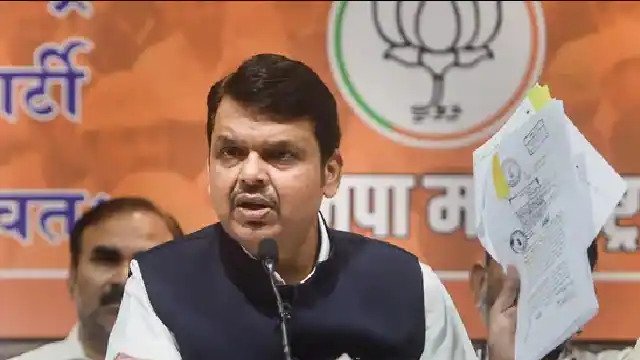 नवाब मलिक के दामाद समीर खान ने देवेंद्र फडणवीस को भेजा मानहानि का नोटिस NCP leader and Maharashtra government minister Nawab Malik's son-in-law has served a defamation notice against former Chief Minister Devendra