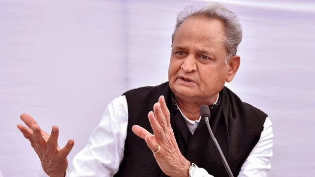 मुख्यमंत्री गहलोत ने प्रधानमंत्री को लिखा पत्र, पेट्रोल एवं डीजल पर केन्द्रीय पूल के अतिरिक्त एक्साइज ड्यूटी एवं विशेष एक्साइज ड्यूटी को कम करने के लिए की अपील