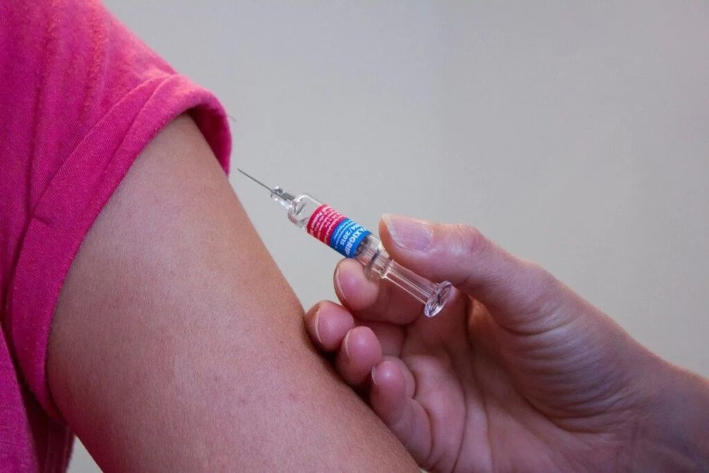 तमिलनाडु में घर-घर जाकर लगाई जा रही कोरोना वैक्सीन की दूसरी खुराक The Health Department of Tamil Nadu has launched a door-to-door campaign to screen people who have tested positive for COVID-19 even after