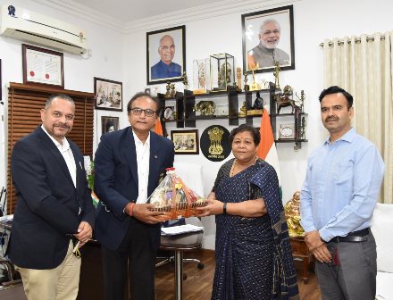 राज्यपाल अनुसुईया उइके से स्वामी राधे कृष्ण एकेडमिक सोसायटी के प्रतिनिधिमण्डल की भेंट