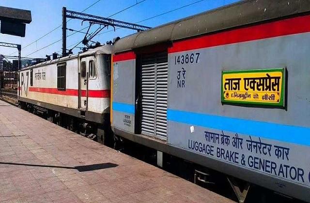 नई दिल्ली-झांसी ताज एक्सप्रेस के एसी कोच में लगी आग, कोई हताहत नही A fire broke out in an AC coach of the New Delhi-Jhansi Taj Express at Asauti railway station in Haryana on Saturday morning.