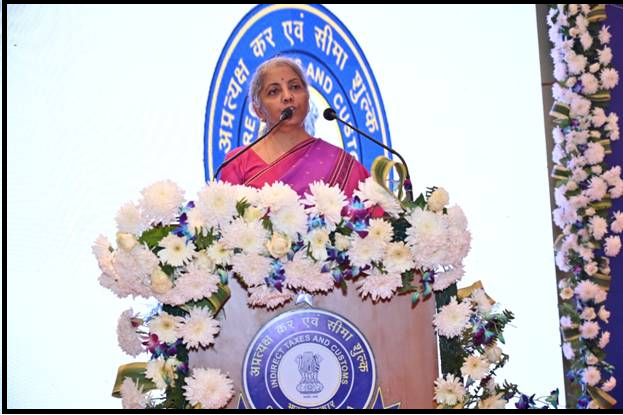 वित्त मंत्री श्रीमती निर्मला सीतारमण ने लखनऊ में अलंकरण समारोह में लिया भाग