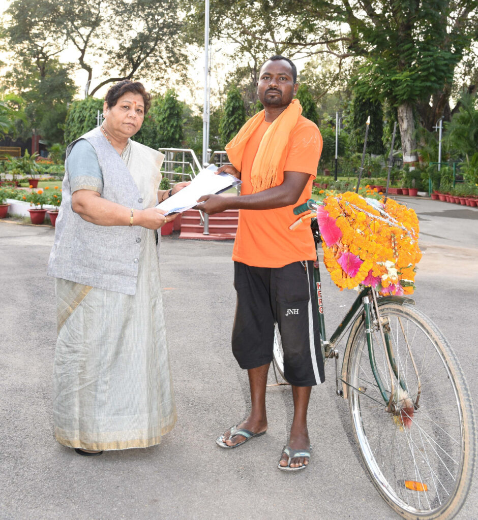 तीन सौ किलोमीटर की साइकिल यात्रा करके आए पार्षद श्री नायक की समस्याओं से राज्यपाल हुई अवगत Governor Ms. Anusuiya Uike met Councilor of Jagdalpur Municipal Corporation, Mr. Dhansingh Nayak, heard their problems and suggested