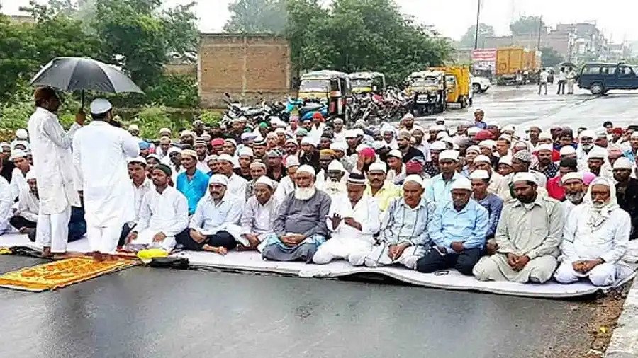 गुरुग्राम में इन आठ जगहों पर खुले में नहीं होगा नमाज, प्रशासन ने रद्द की अनुमति The Gurugram district administration on Tuesday canceled the permission to offer prayers at eight places in the city. other places