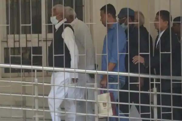 चारा घोटाला मामलें में CBI कोर्ट के सामने पेश हुए लालू प्रसाद यादव, अब 30 नवंबर को होगी सुनवाई RJD supremo Lalu Prasad Yadav appeared before the CBI court today. Special CBI court in the case related to Bhagalpur and Banka treasury