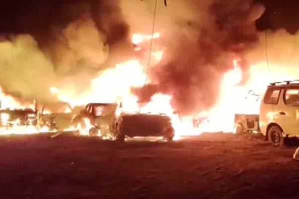 गुजरात के खेड़ा टाउन थाना परिसर में लगी भीषण आग, 25 से अधिक वाहन जलकर स्वाहा