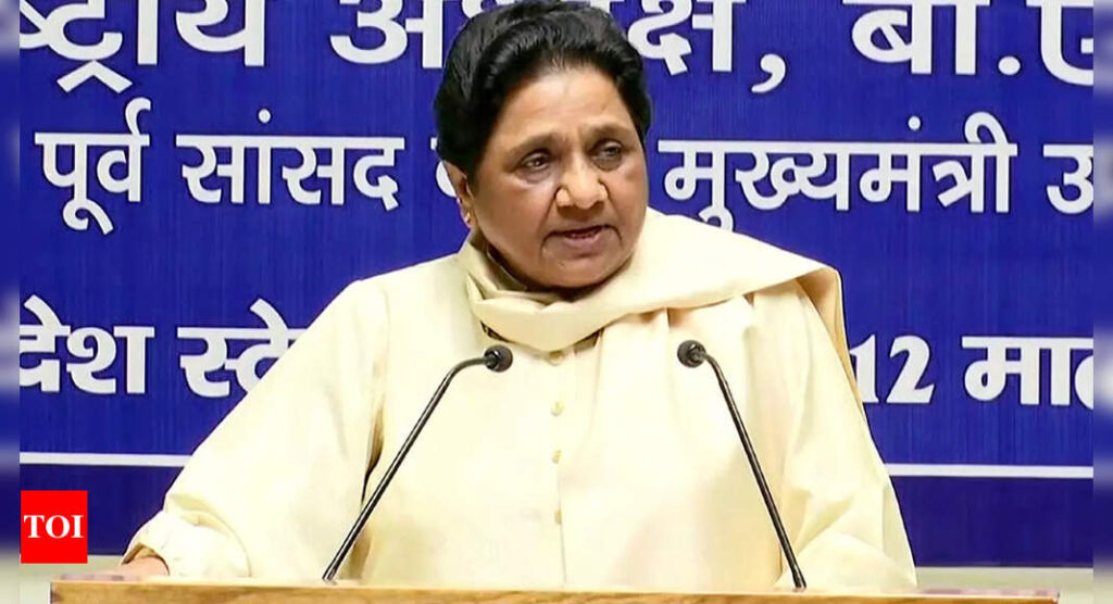 बसपा प्रमुख मायावती ने बीजेपी और सपा पर यूपी विधानसभा चुनाव को सांप्रदायिक रंग देने का लगाया आरोप Hujan Samaj Party's national president Mayawati on Tuesday attacked the Bharatiya Janata Party and the Samajwadi Party fiercely.