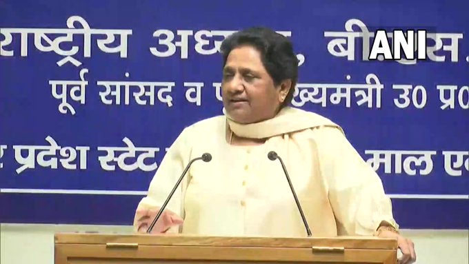 सपा-भाजपा में फर्क नहीं, ये दोनों सिक्के के पहलू है- मायावती In view of the UP assembly elections, BSP chief Mayawati on Tuesday described the BJP and SP as the side of a coin in Lucknow, accusing